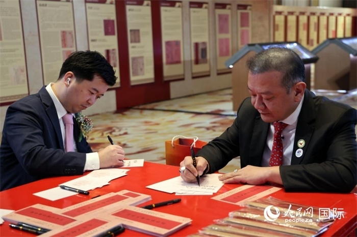 觀眾在展覽現(xiàn)場設(shè)置的體驗區(qū)手寫“批信”。人民網(wǎng)記者楊一攝