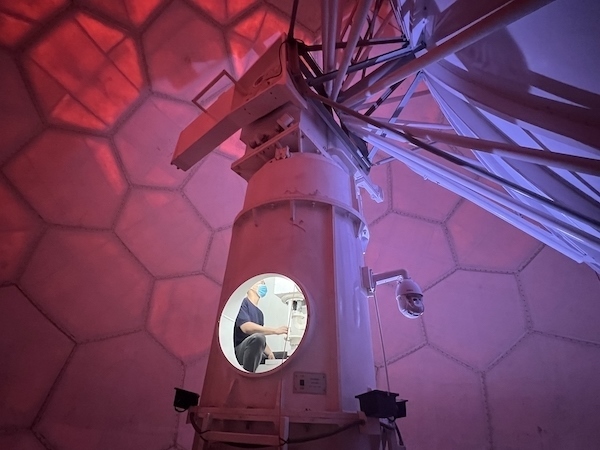 寧德國(guó)家天氣雷達(dá)站工作人員正在清洗雷達(dá)滑環(huán)。人民網(wǎng)高清揚(yáng)攝