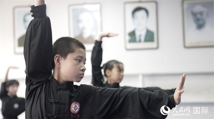 正在練習(xí)劈掛拳的武術(shù)學(xué)童。人民網(wǎng)記者 袁蒙攝