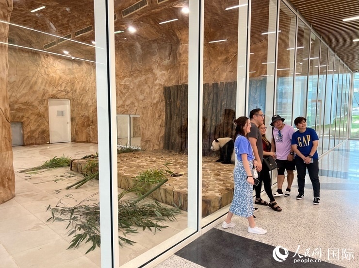 當(dāng)?shù)赜慰团c“四海”合影。人民網(wǎng)記者 張志文攝