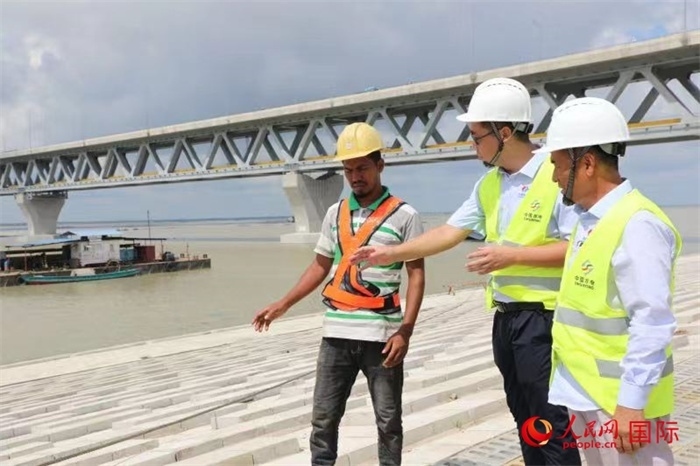 孟加拉國帕德瑪大橋河道整治工程北岸整治區(qū)域長1.5千米，南岸長11.5千米，是目前世界上規(guī)模最大的河道整治工程。人民網(wǎng)記者 孫廣勇攝