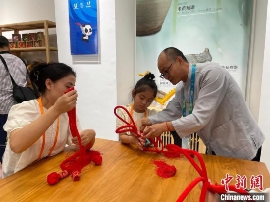 市民體驗制作吉祥如意結(jié)。祝歡 攝