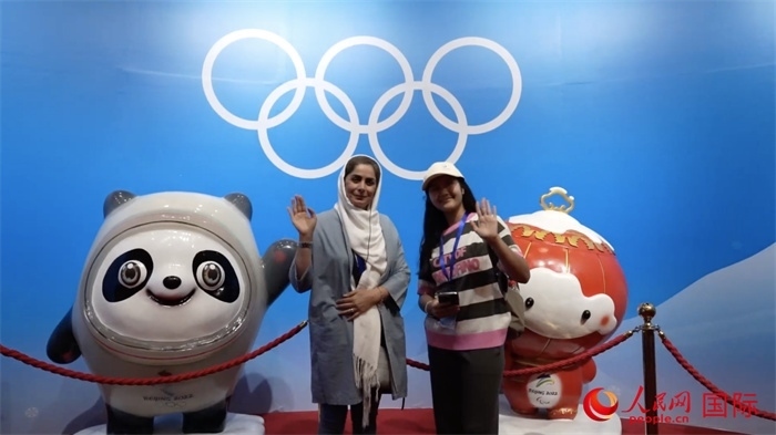 “上合小記者”與2022北京冬奧會吉祥物合影。實(shí)習(xí)生 方明軒攝