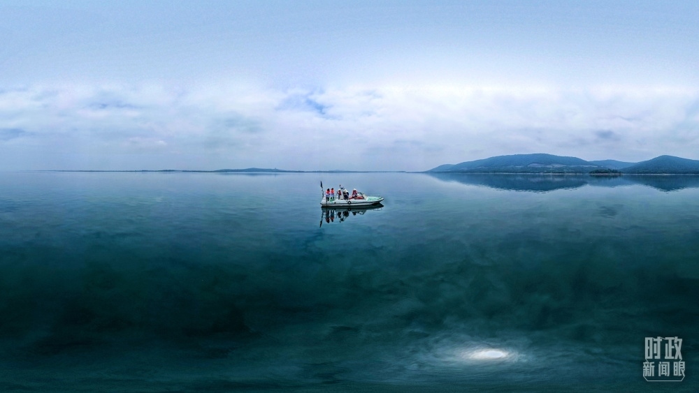 丹江口水庫(kù)，工作人員正在采集水樣。（總臺(tái)國(guó)廣記者李晉拍攝）