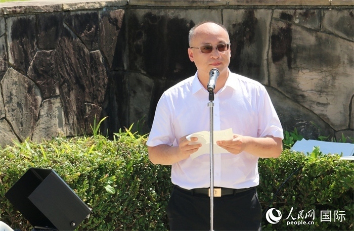 昆明市副市長(zhǎng)安恩法在紀(jì)念儀式上致辭。人民網(wǎng) 許可攝