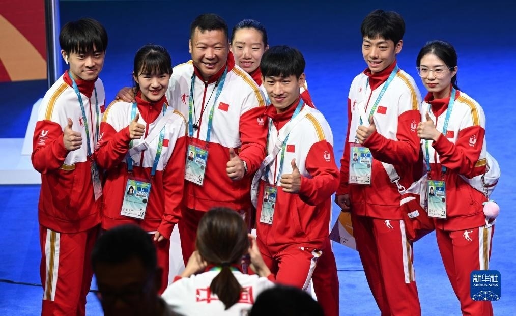 7月22日，中國代表團部分成員在歡迎儀式后合影。新華社記者 王曦 攝