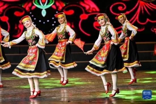 7月21日，哈薩克斯坦薩爾塔納國家舞蹈團(tuán)的演員在演出。