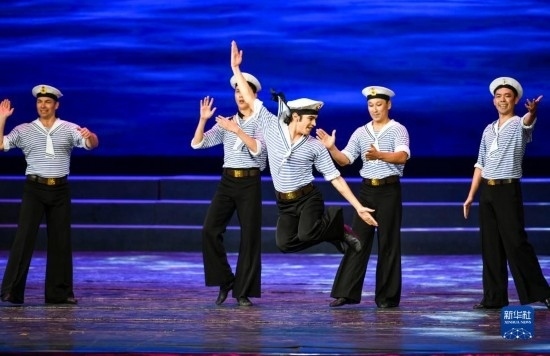 7月21日，哈薩克斯坦薩爾塔納國家舞蹈團(tuán)的演員在演出。