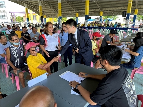 中方與菲方一道將中國援菲化肥分發(fā)至菲農戶手中。中國駐菲律賓大使館供圖