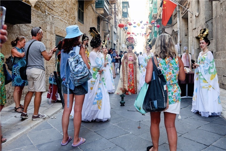 圖為花燈點(diǎn)亮儀式現(xiàn)場。 馬耳他中國文化中心供圖