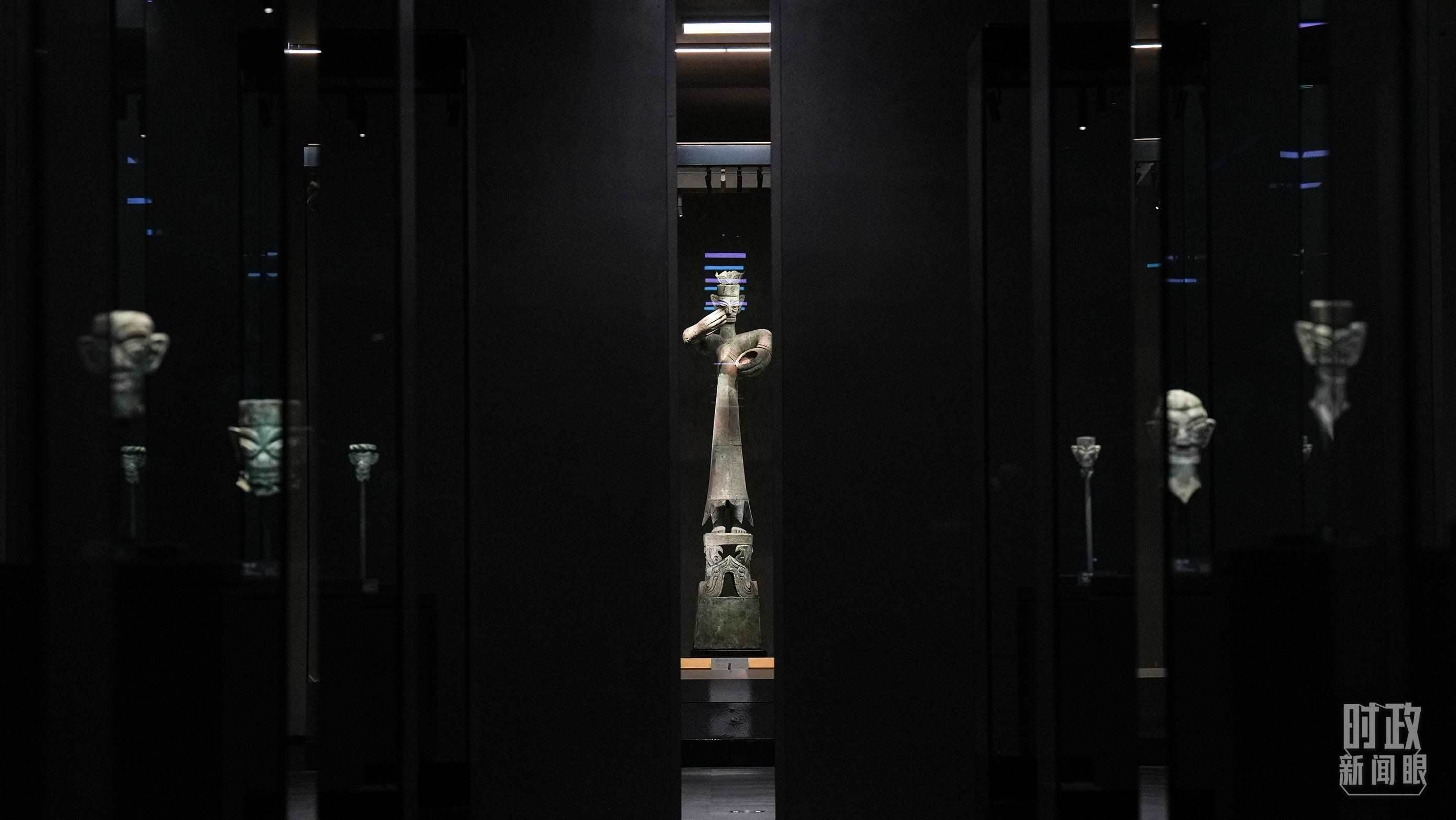 △三星堆出土的青銅大立人像。（總臺(tái)國(guó)廣記者李晉拍攝）