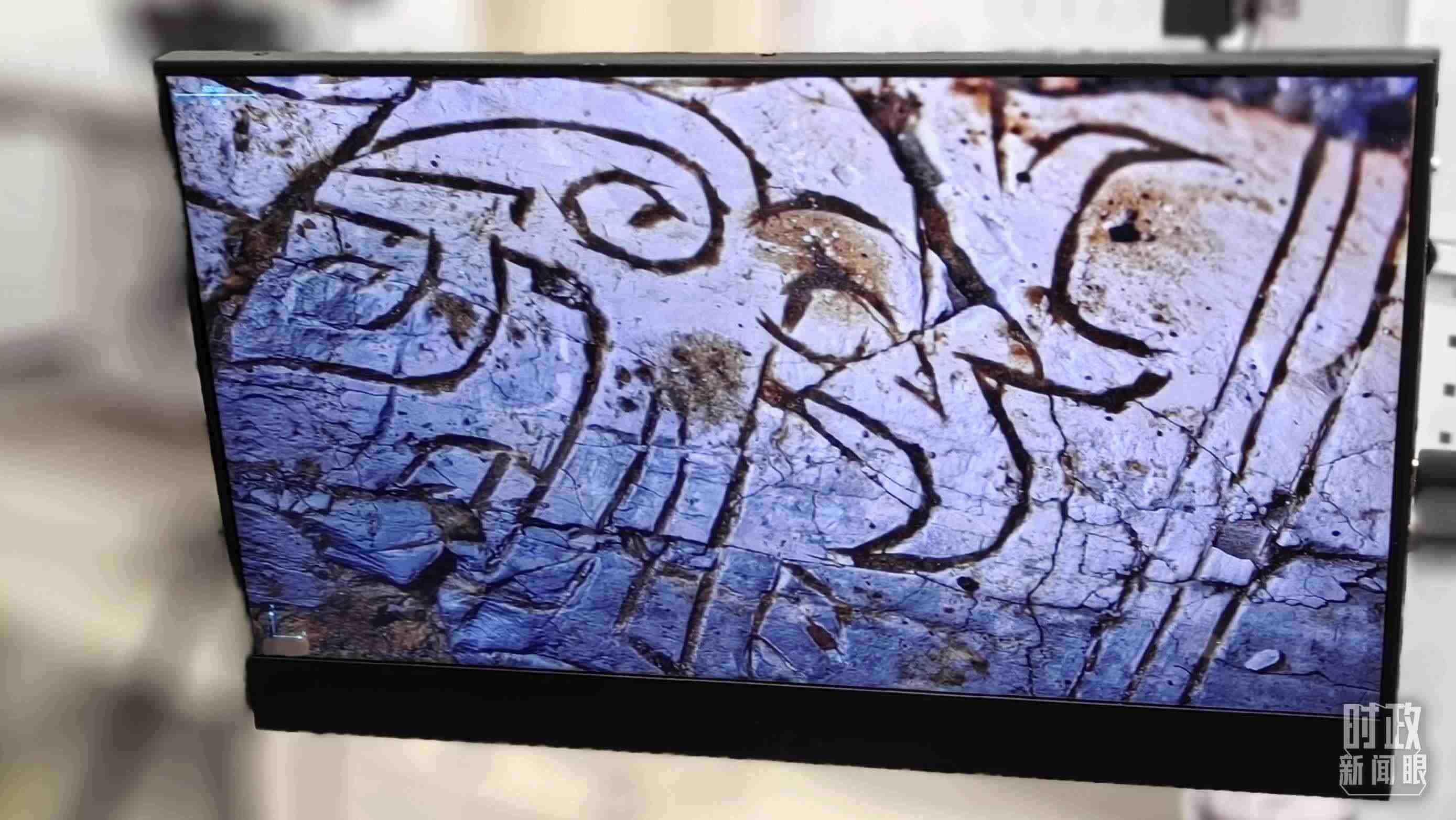 △顯微鏡下，三星堆文物的紋路清晰可見(jiàn)。（總臺(tái)央視記者王萌萌拍攝）