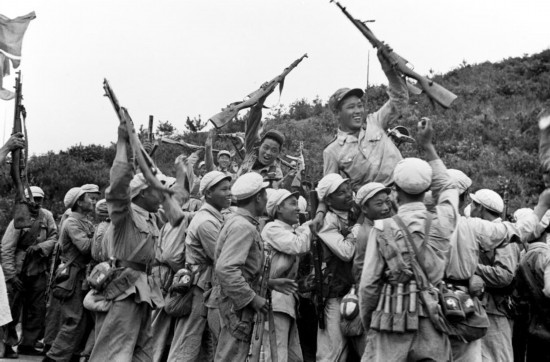  這是中國人民志愿軍和朝鮮人民軍一起歡慶戰(zhàn)斗勝利。新華社發(fā)（資料照片）