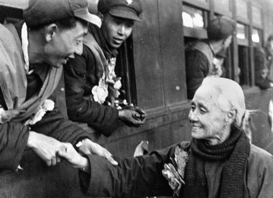 全國的鐵路工人們，一批批地志愿前往朝鮮前線工作，這是隴海路的鐵路工人魏志杰在臨行時和他母親告別的情形。新華社發(fā)（資料照片）