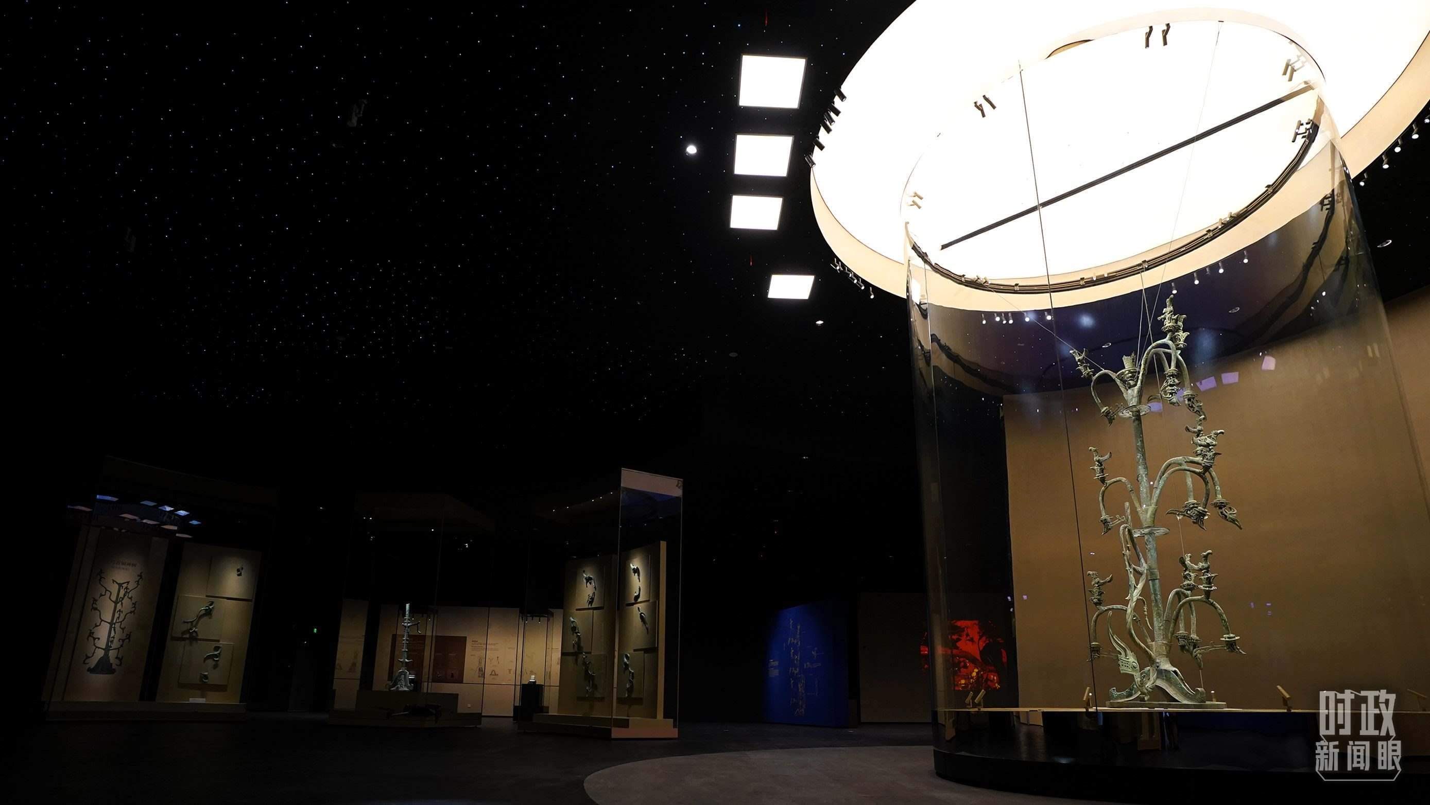 △三星堆出土的青銅神樹(shù)。（總臺(tái)國(guó)廣記者李晉拍攝）