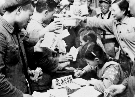 全國各地工商界踴躍捐獻款項，支援志愿軍。這是重慶市工商業(yè)者捐獻的情形。新華社發(fā)（資料照片）