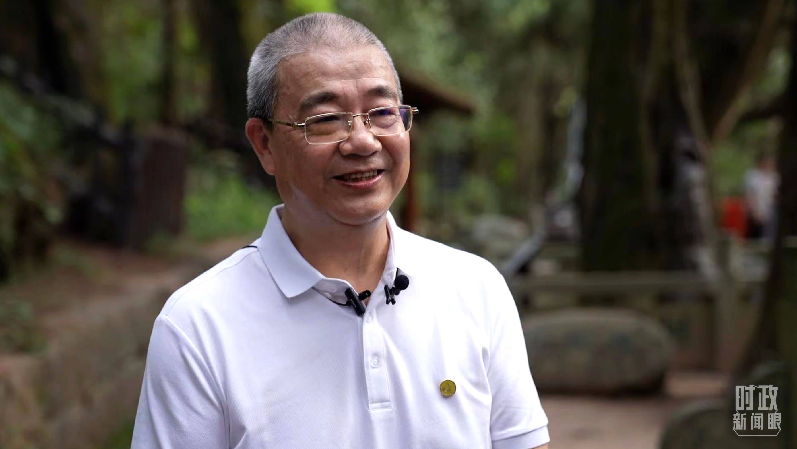 △廣元蜀道文化研究會(huì)蔡?hào)|洲教授。（總臺(tái)央視記者賈林拍攝）