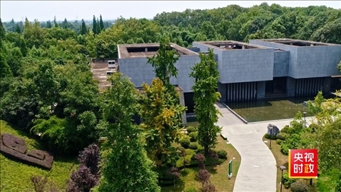 △2021年正式投入使用的三星堆文物保護修復館，堅持保護修復與考古研究同步進行，館內分文保工作區(qū)和參觀區(qū)。