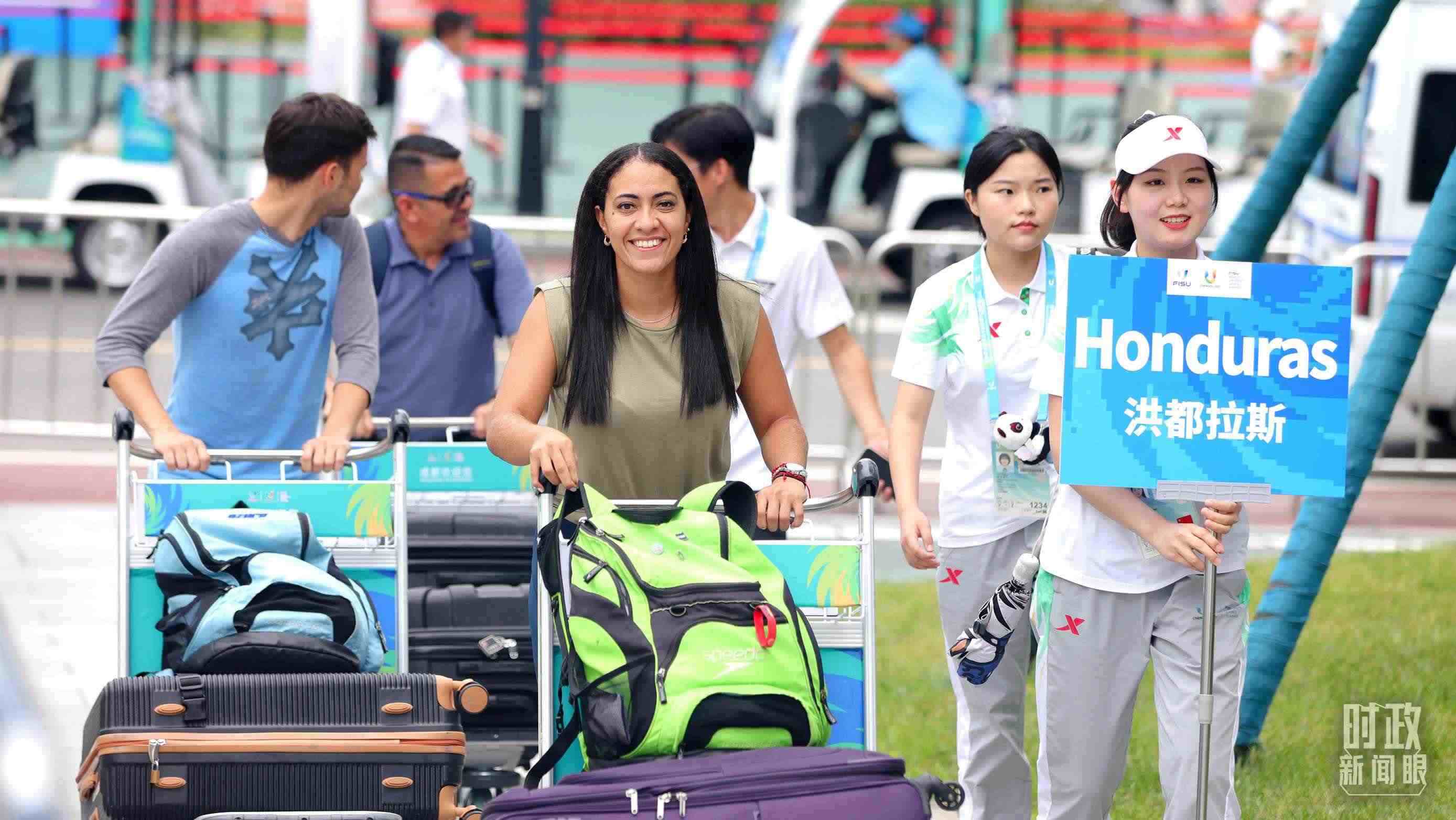 各國(guó)代表團(tuán)成員相繼抵達(dá)成都大運(yùn)村。（總臺(tái)央視記者魏幫軍拍攝）