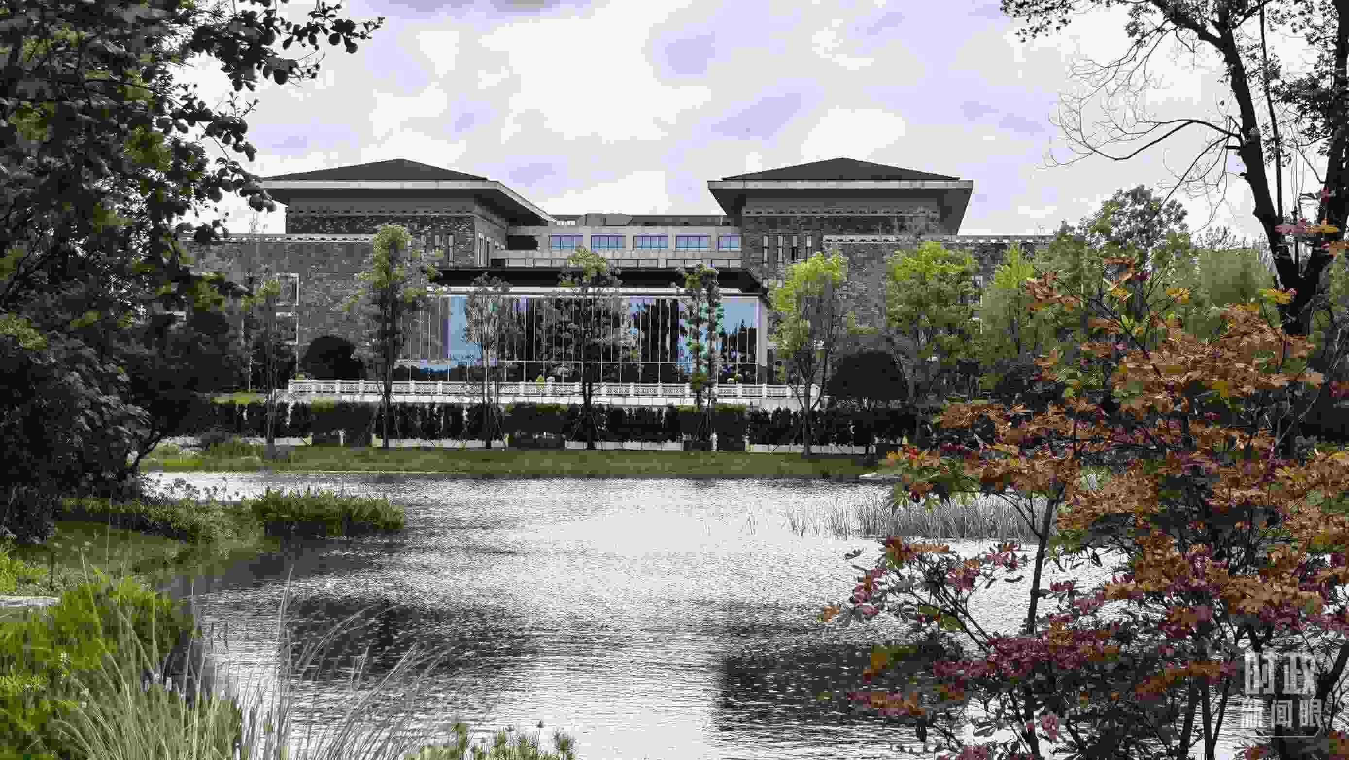 當(dāng)天，中印尼兩國(guó)元首在“錦蓉莊”舉行會(huì)見(jiàn)。（總臺(tái)央視記者韓銳拍攝）