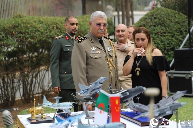 圖為與會(huì)嘉賓參觀招待會(huì)設(shè)置的武器裝備模型展臺(tái)。人民網(wǎng)記者 王傳寶攝