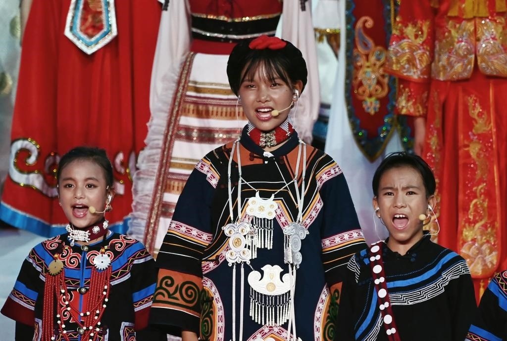 7月28日，吉好有果（中）在開幕式上表演。新華社記者陳澤國(guó)攝