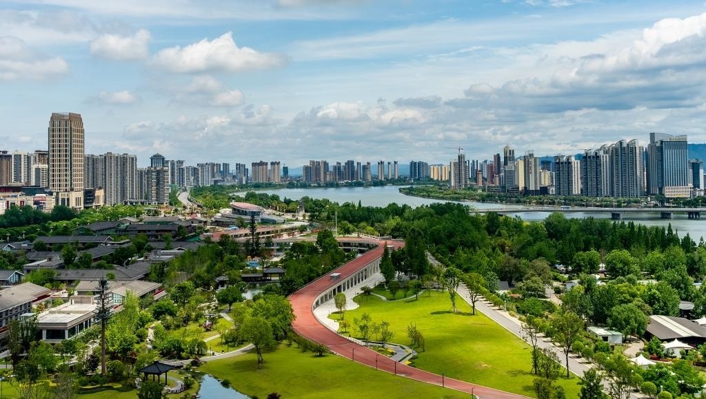 4月30日拍攝的天漢濕地公園景色。新華社發(fā)（李偉 攝）