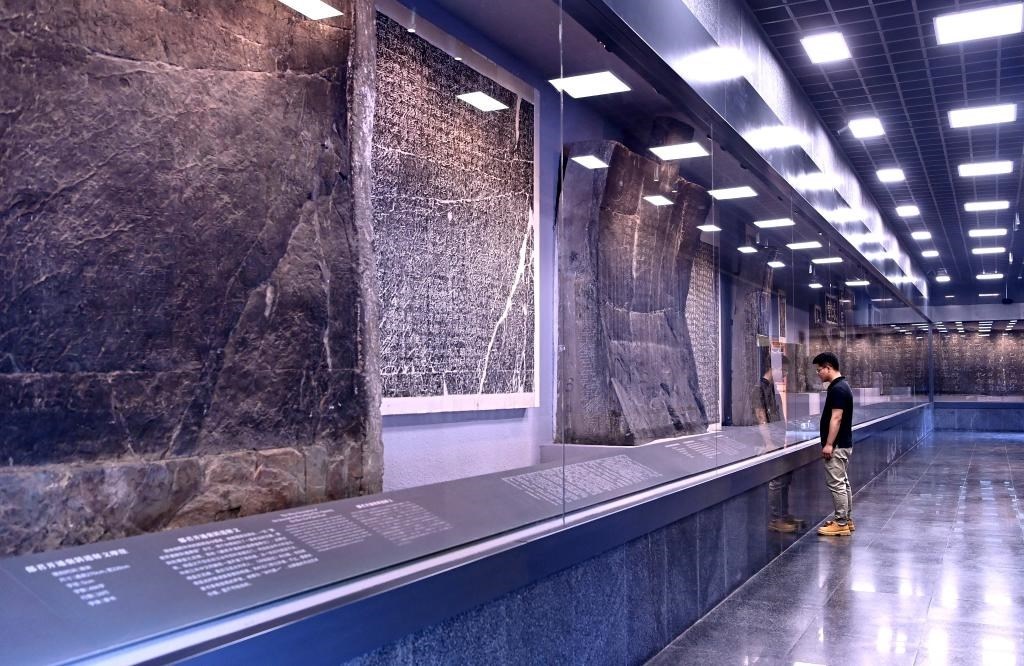 近日拍攝的陜西省漢中市博物館“石門(mén)十三品”陳列室。新華社記者 劉瀟 攝