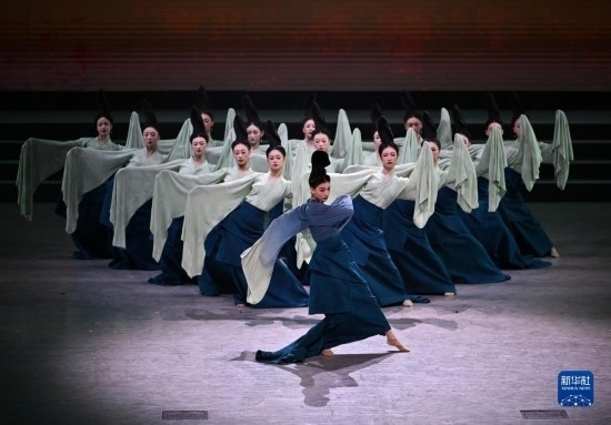 7月29日，演員在聯(lián)歡會現(xiàn)場表演《只此青綠》。新華社記者 蔡湘鑫 攝