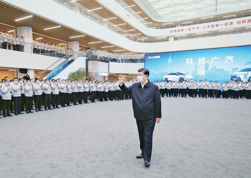 2023年4月10日至13日，中共中央總書(shū)記、國(guó)家主席、中央軍委主席習(xí)近平在廣東考察。這是12日下午，習(xí)近平在廣汽研究院向職工們揮手致意。 新華社記者 鞠鵬/攝