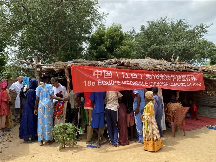 圖為草棚下的就診患者。中國駐乍得醫(yī)療隊(duì)供圖