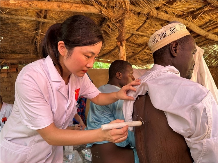 圖為吉安市中心人民醫(yī)院中醫(yī)科副主任醫(yī)師王李妮為患者進(jìn)行針灸治療。中國駐乍得醫(yī)療隊(duì)提供