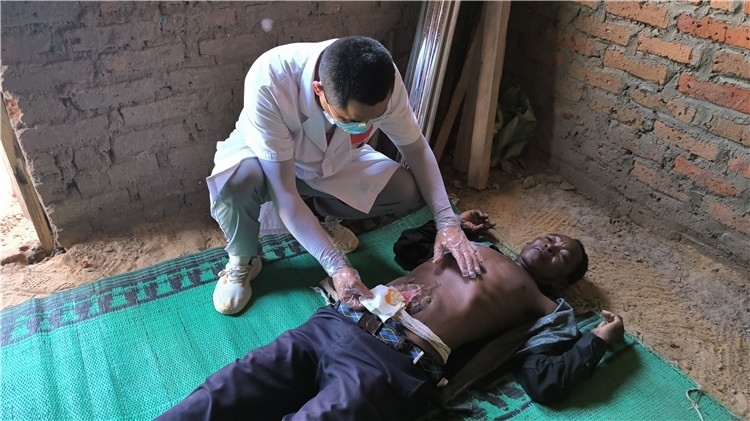 圖為南昌大學(xué)第二附屬醫(yī)院胃腸外科主治醫(yī)師周智勇檢查切口疝患者。中國駐乍得醫(yī)療隊(duì)供圖