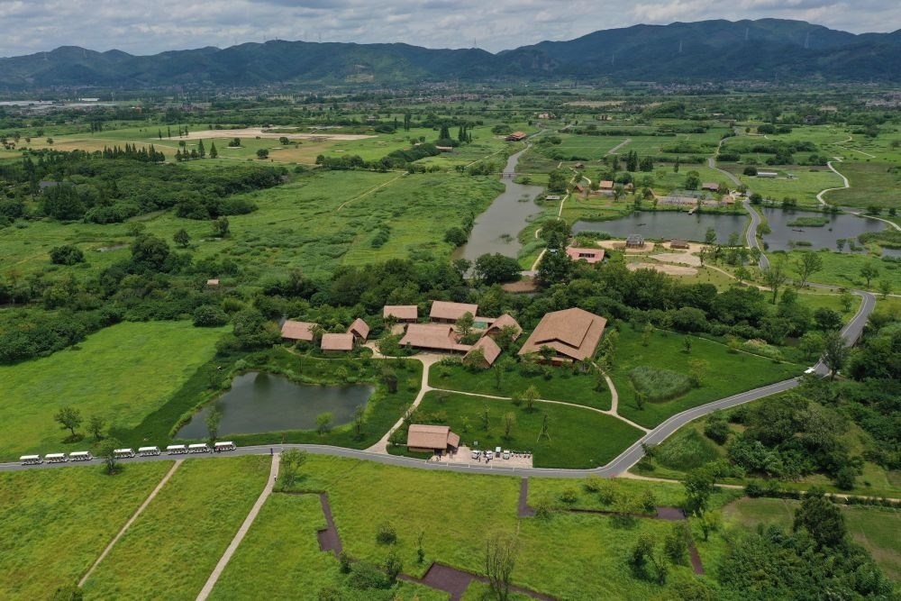 這是在浙江省杭州市余杭區(qū)拍攝的良渚古城遺址公園（2022年7月6日攝，無人機(jī)照片）。新華社記者 黃宗治 攝