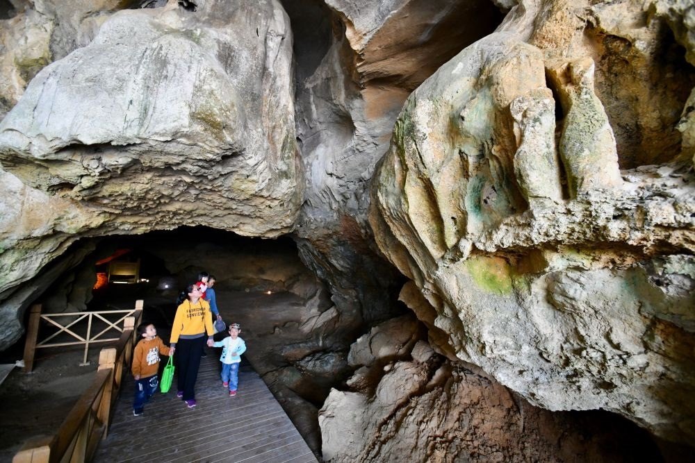 游人在位于福建省三明市三元區(qū)巖前鎮(zhèn)的萬壽巖遺址船帆洞游覽（2020年4月9日攝）。新華社記者 姜克紅 攝