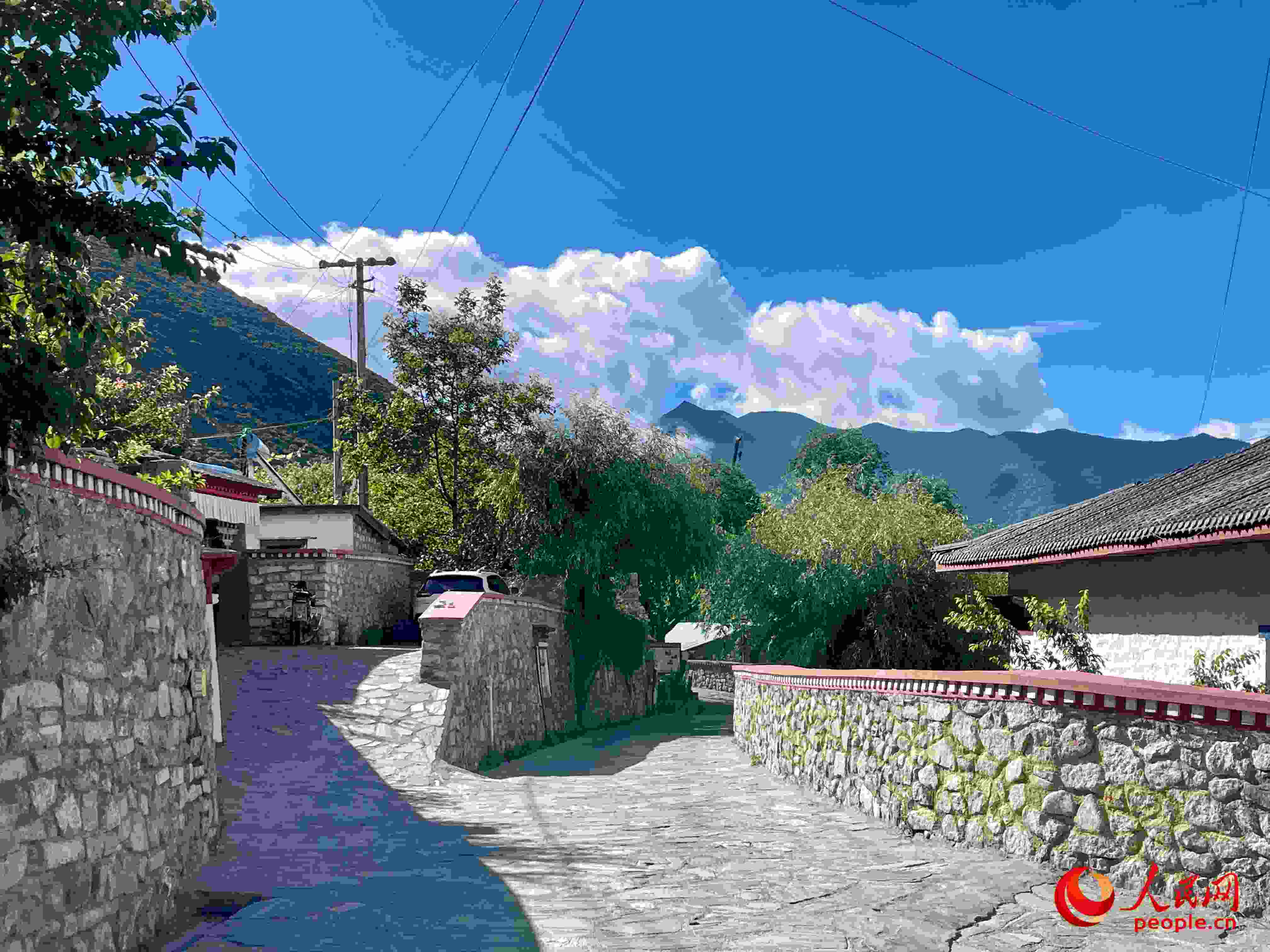 嘎拉村的村貌。人民網(wǎng) 周靜圓攝