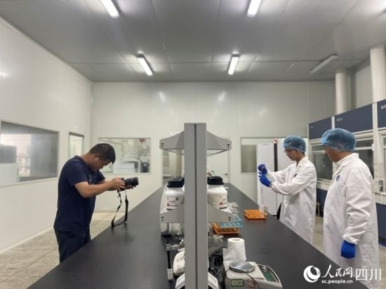 記者在位于成都市大邑縣的海光食品有限公司進行采訪。人民網(wǎng)記者 何旭攝