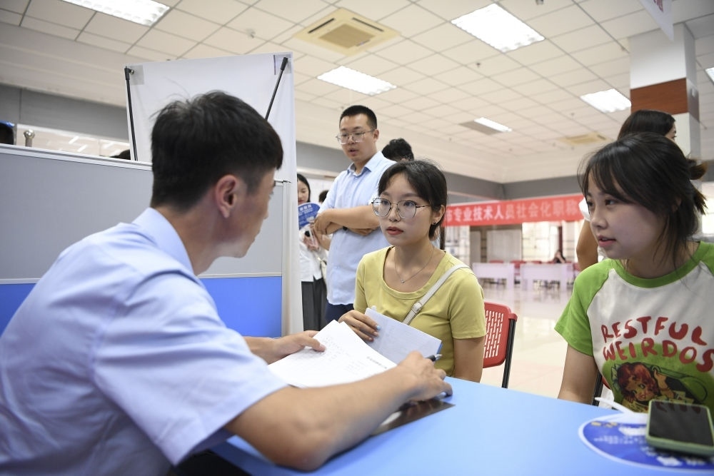 2023年7月29日，“揚就業(yè)之帆，啟夢想之旅”2023年寧夏（銀川）離校未就業(yè)高校畢業(yè)生招聘會在寧夏（銀川）人力資源服務(wù)產(chǎn)業(yè)園舉行。求職者（右）在招聘會現(xiàn)場與用人單位交流。新華社記者 馮開華 攝