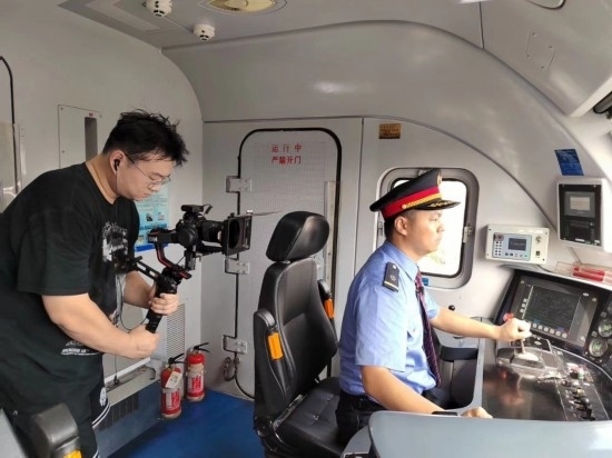 記者采訪中歐班列（成都）首發(fā)司機仲俊斕。成都機務段供圖