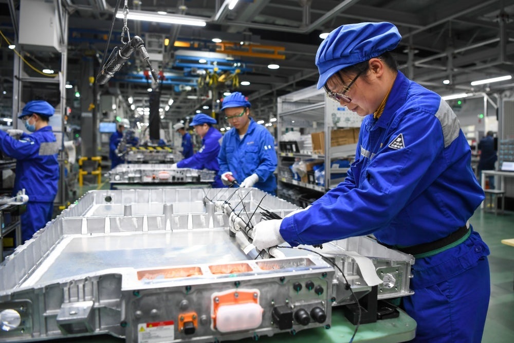 在位于江蘇常州溧陽的上汽時代動力電池系統(tǒng)有限公司，工人在車間進行電池生產(chǎn)（2023年2月16日攝）。常州市擁有鋰電池電芯及配套生產(chǎn)企業(yè)120余家，動力電池產(chǎn)業(yè)2022年實現(xiàn)產(chǎn)值超1700億元。新華社記者 李博 攝