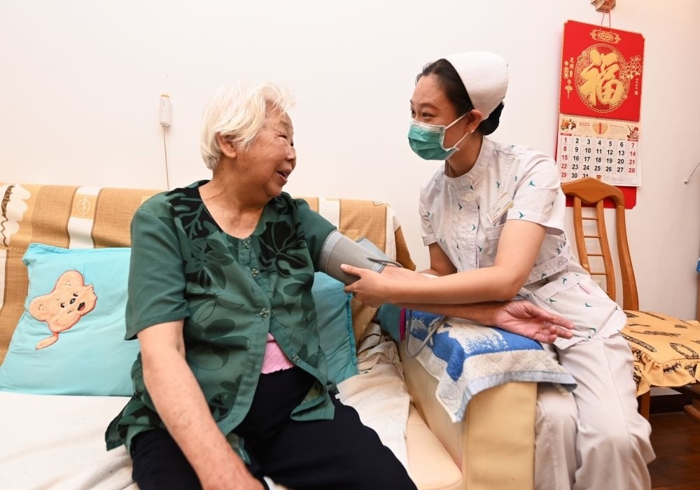 河北廊坊三河市燕達(dá)金色年華健康養(yǎng)護中心醫(yī)務(wù)人員為入住老人測量血壓（2023年7月20日攝）。新華社記者 朱旭東 攝