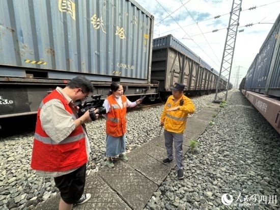 記者采訪中歐班列（成都）首發(fā)班列“專檢小組”組長劉偉。人民網(wǎng)記者 王波攝