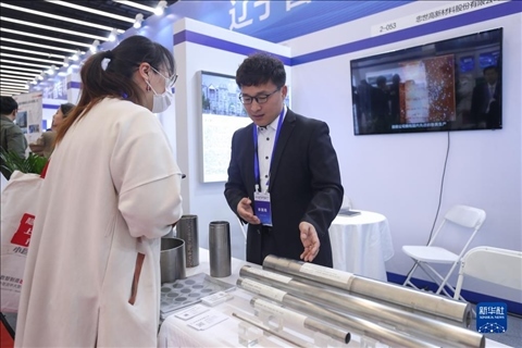 4月8日，參展商在2023中國中小企業(yè)發(fā)展大會“專精特新”中小企業(yè)展覽會上向觀眾介紹產(chǎn)品。新華社記者 龍雷 攝