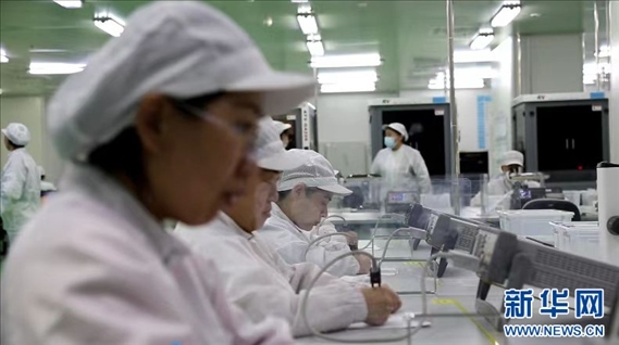 工人在大連達利凱普科技股份公司生產(chǎn)車間工作。新華網(wǎng)發(fā)