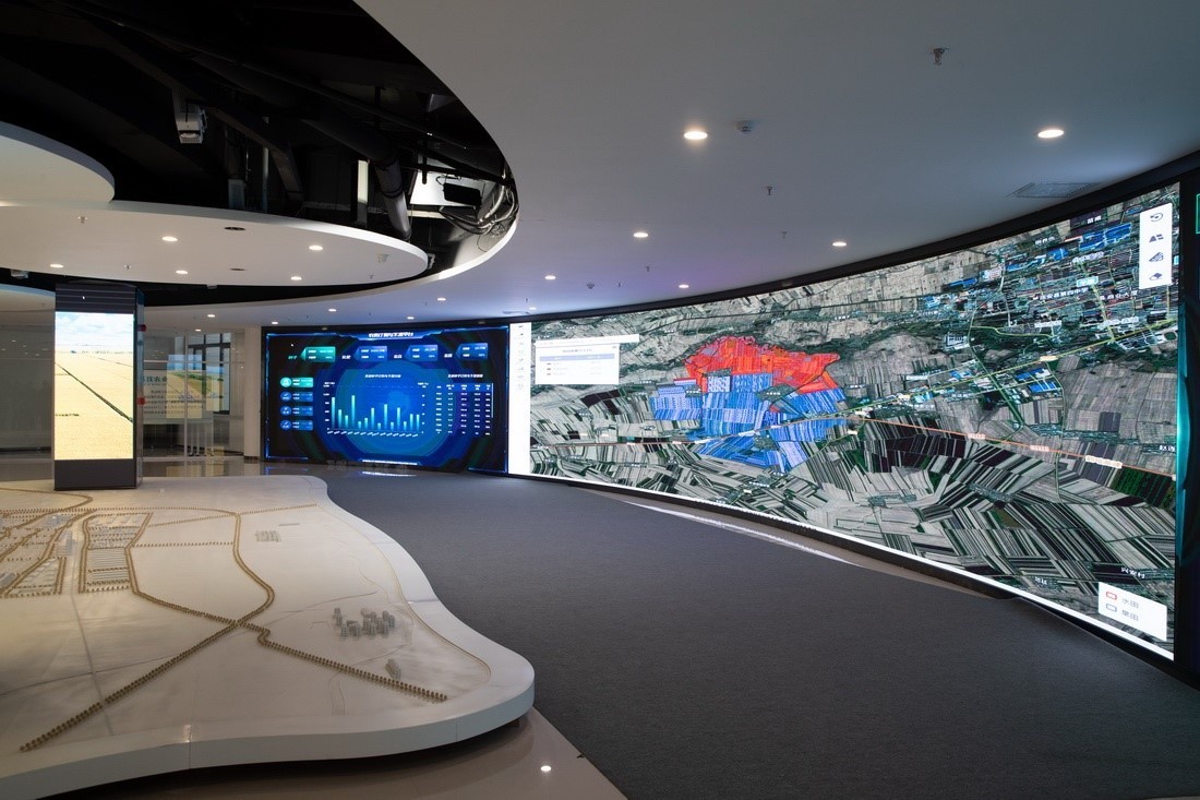 黑龍江省慶安縣數(shù)字農(nóng)業(yè)指揮中心平臺上展示的黑土地情況（4月26日攝）。新華社記者 張濤 攝