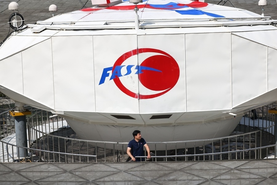 2022年8月25日，F(xiàn)AST運(yùn)行和發(fā)展中心常務(wù)副主任、總工程師姜鵬在饋源艙前（維護(hù)保養(yǎng)期間拍攝）。新華社記者 歐東衢 攝