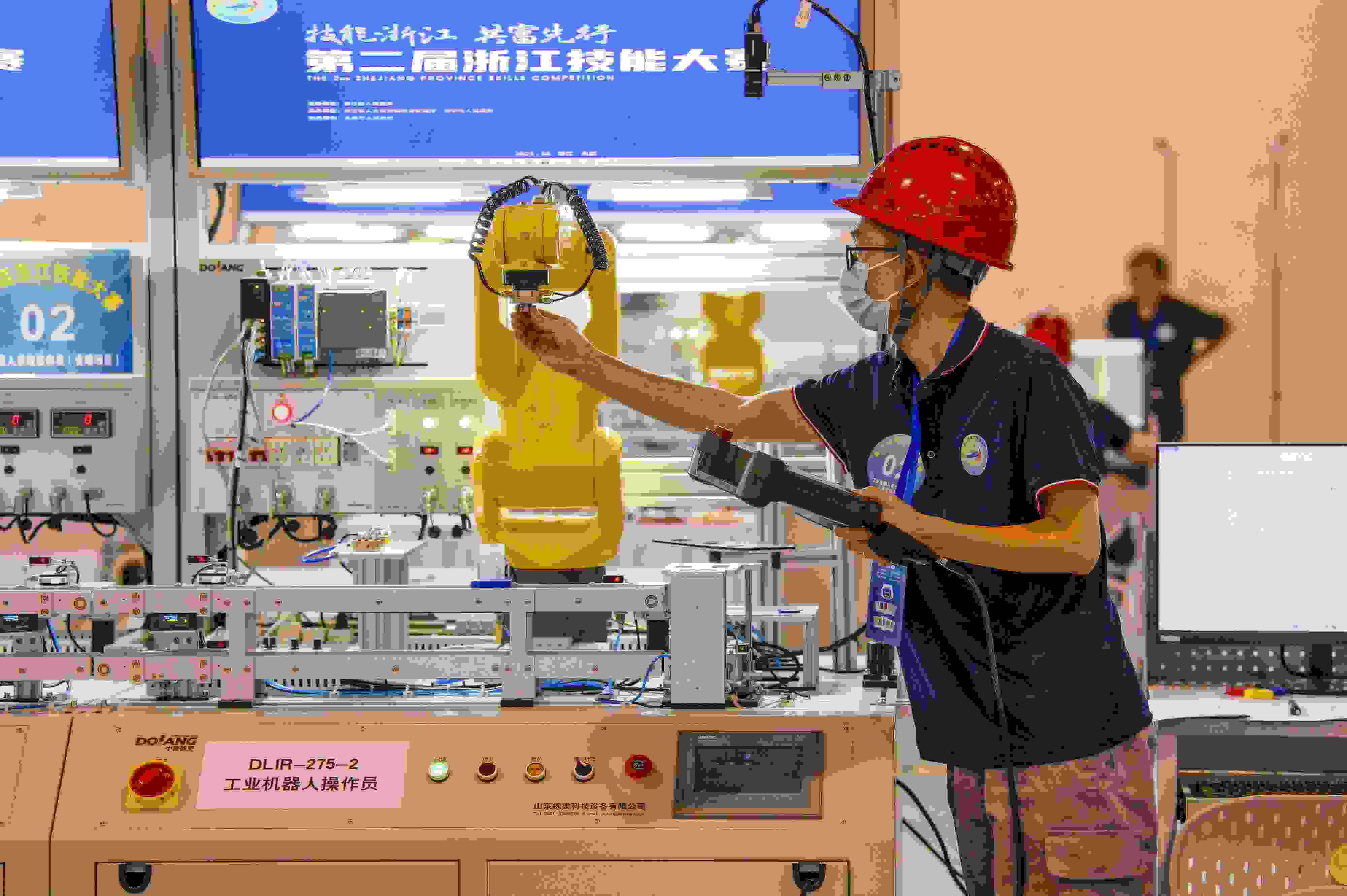 2023年6月19日，第二屆浙江技能大賽在永康市國(guó)際會(huì)展中心舉行。參賽選手在進(jìn)行工業(yè)機(jī)器人系統(tǒng)操作員項(xiàng)目比賽。