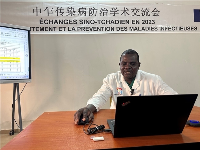 圖為中乍友誼醫(yī)院兒科護(hù)士長穆罕默德·阿米勒·阿里授課。中國援乍得醫(yī)療隊(duì)供圖