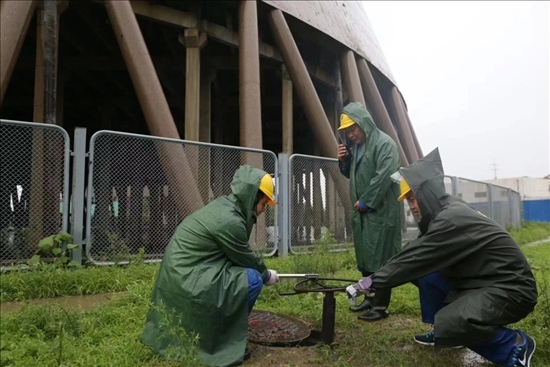 華能北京熱電廠員工操作排水閥降低水塔水位。 受訪者供圖