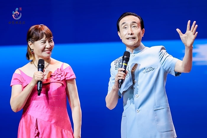 小品表演藝術(shù)家鞏漢林、金珠在演出現(xiàn)場。主辦方供圖